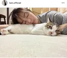 貴重すぎる…！井川遥、猫に寄り添う“寝顔&スッピン”SHOT