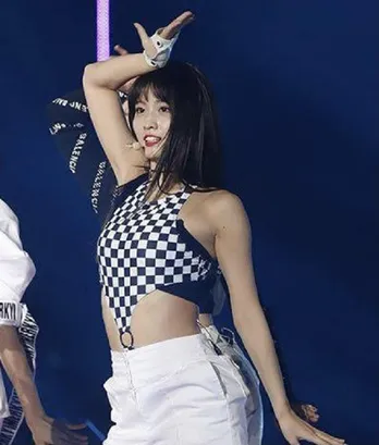 TWICEモモ、25歳の誕生日迎える メンバーからのお祝い投稿にはジョンヨンの姿も