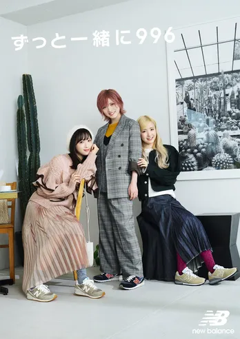 岡田奈々、小栗有以、本田仁美ら8名のAKB48選抜メンバーが4つのテーマでスニーカーを履きこなす