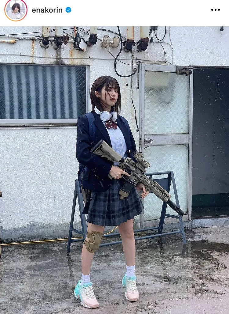 【写真を見る】カッコイイ…！えなこ、制服×機関銃の“映画みたい”なSHOT