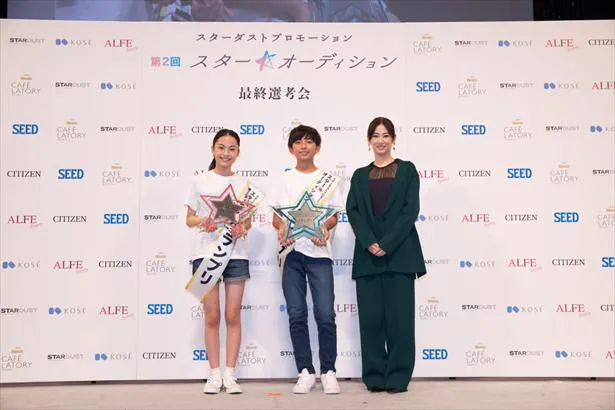 グランプリを受賞した山木雪羽那さんと竹野世梛さん、北川景子