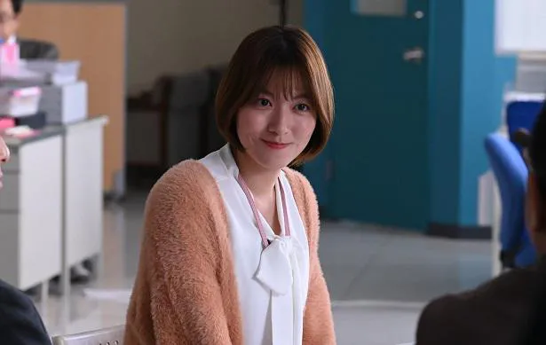 「顔だけ先生」で英語教師・小畑友理佳を演じる阿部華也子