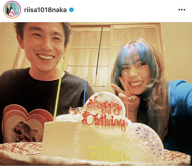 【写真を見る】仲里依紗＆中尾明慶夫妻、笑顔でほほ笑む仲良しツーショット