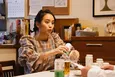 岡田結実“小梅”が父・安田顕“春男”にビールを注ぐ姿も！家族だんらんシーン写真解禁＜私はいったい、何と闘っているのか＞