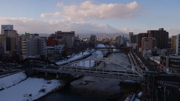 【写真を見る】岩手の開運橋と岩手山。年月が刻んできたこの地の多彩な「物語」とは？