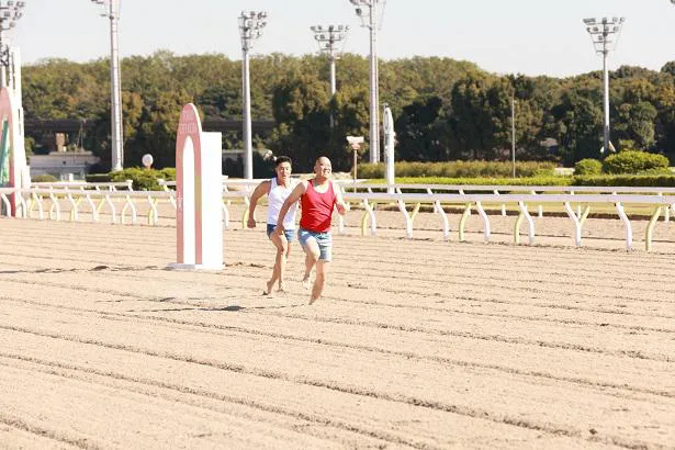 【写真を見る】大井競馬場で競争するなかやまきんに君とナダル