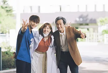 窪田正孝“唯織”と本田翼“杏”が“父親”とほほ笑む、自然体な写真を公開<ラジエーションハウスII>