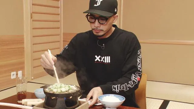 【写真を見る】北海道産天然どじょう鍋を味わうSWAY
