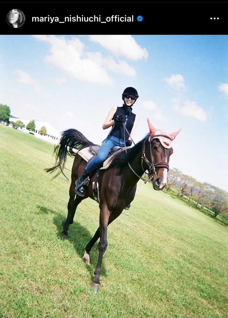 【写真を見る】西内まりや、ほっそり美腕見せのクールな私服コーデで“乗馬”を披露する姿