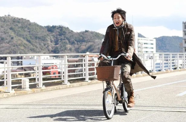 【写真を見る】初めての自転車に、怪物(綾野剛)のテンションも上昇!?