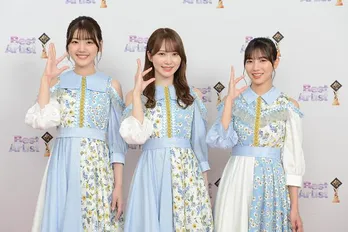 日向坂46、視聴者投票で決まった衣装で「君しか勝たん」をパフォーマンス!<ベストアーティスト2021>