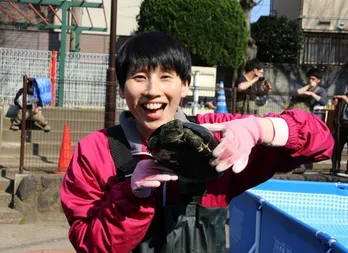 これぞテレ東の企画！“池の水抜いちゃいました”ハリセンボン箕輪はるかが挑戦