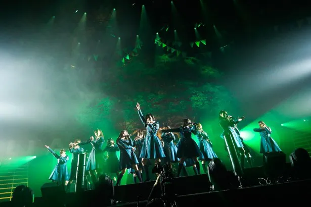 デビュー1周年ライブを成功させた欅坂46。ステージ後方には巨大な欅の木が