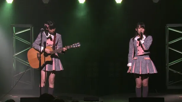 AKB48 Team 8は、長久玲奈(左)のギター、岡部麟(右)の歌で弾き語りカバー
