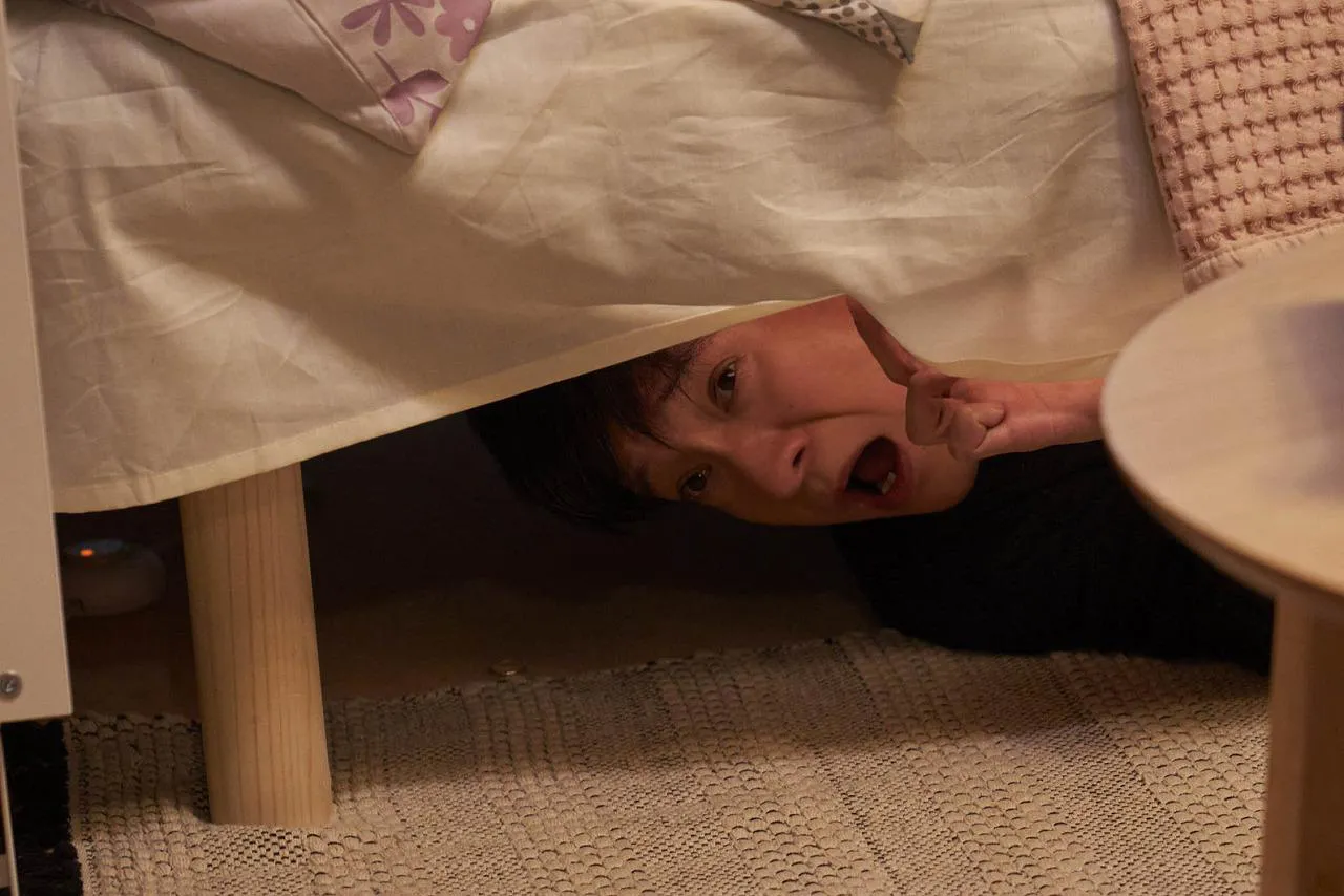 【写真を見る】危機一髪！ベッドの下に隠れる濱田岳“雅也”
