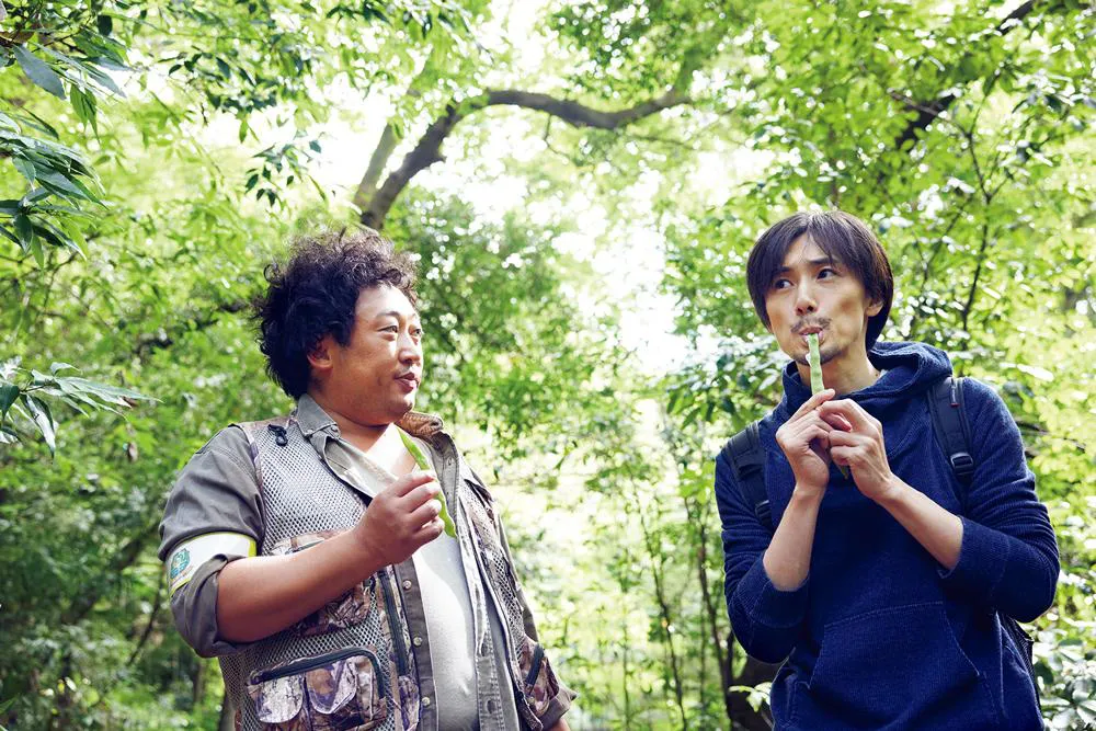 この日は俳優の和知龍範さんの番組『万国！ 島ビュッフェ』が日本から取材に来ていた。ハスダさんに倣い、下の前歯に茎を掛けそのまま下に引っ張る姿はもう現地民のようだ