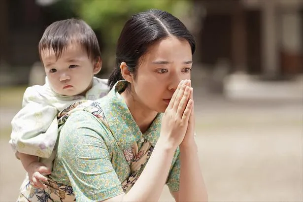 神社で稔(松村北斗)の無事を祈る安子(上白石萌音)