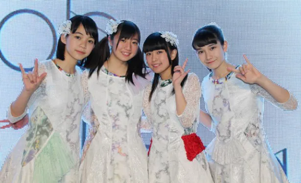 ふうちゃん(神崎、左から1人目)は、「髪飾りが着けられるようになりました！」と新衣装に笑顔