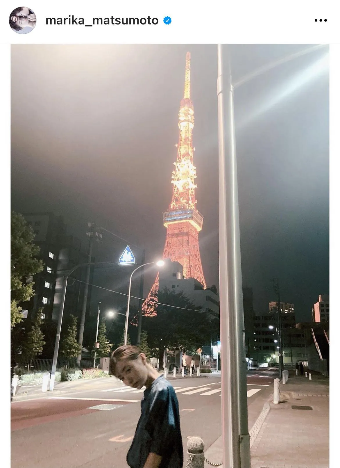 【写真を見る】夜の東京タワーをバックに…憂いを帯びた表情の松本まりか