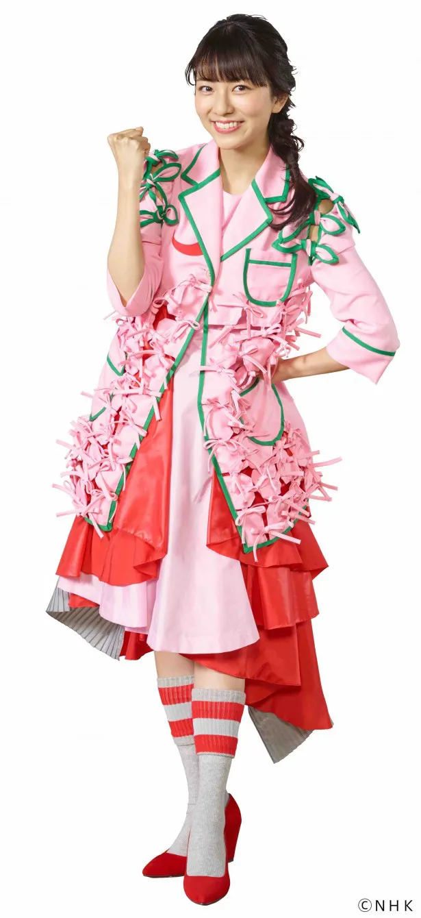 【写真を見る】元戦隊イエロー・小島梨里杏はピンクの衣装もバッチリお似合い