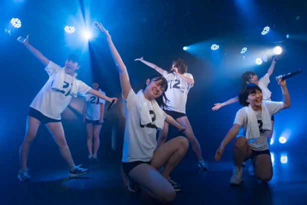 アップアップガールズ(2)が、東京・AKIBAカルチャーズ劇場で初のお披露目公演「アプガ(2)AKIBA DE お披露目」を行った