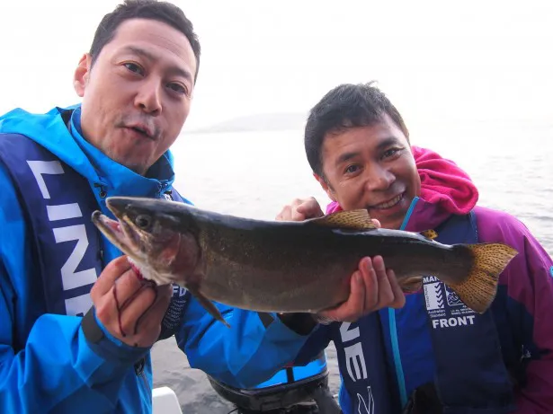 2人が釣り上げたこの魚の正体は？