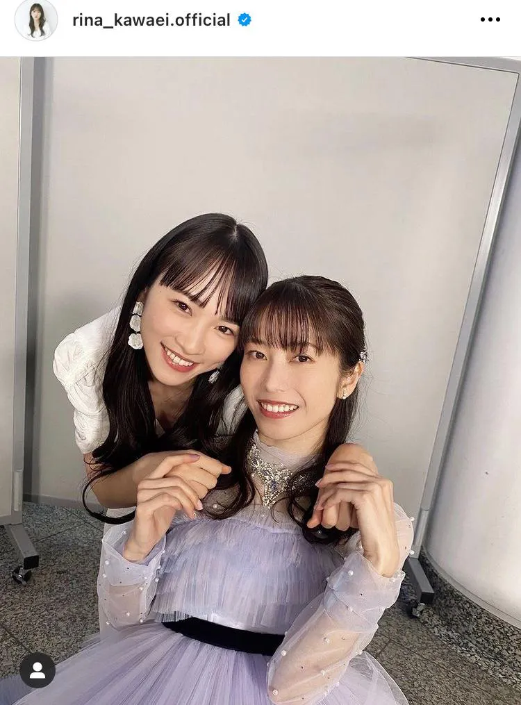 【写真を見る】川栄李奈&横山由依、笑顔で頬を寄せ合う“横栄”2SHOT