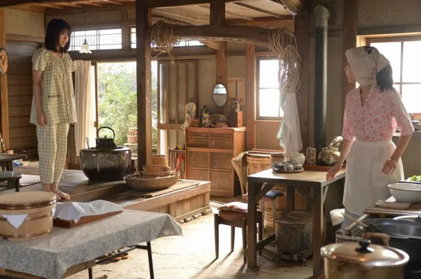 みね子(有村架純)たち谷田部家が暮らす家のセットは、昔ながらの日本家屋にテレビやミシン、炊飯器などが共存することで昭和の時代の農家を表現