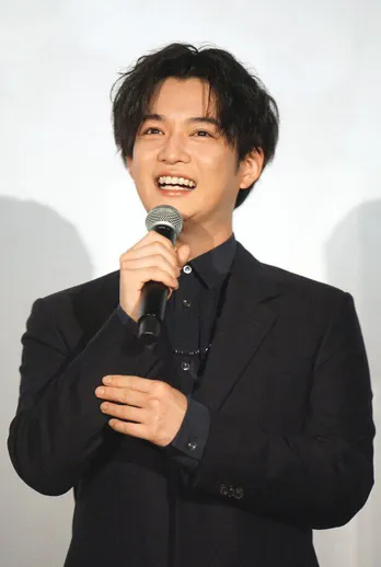 千葉雄大、“あざとかわいい”表情で福士蒼汰をバックハグ!「癒やされる」「ほっこりする」<アバランチ>