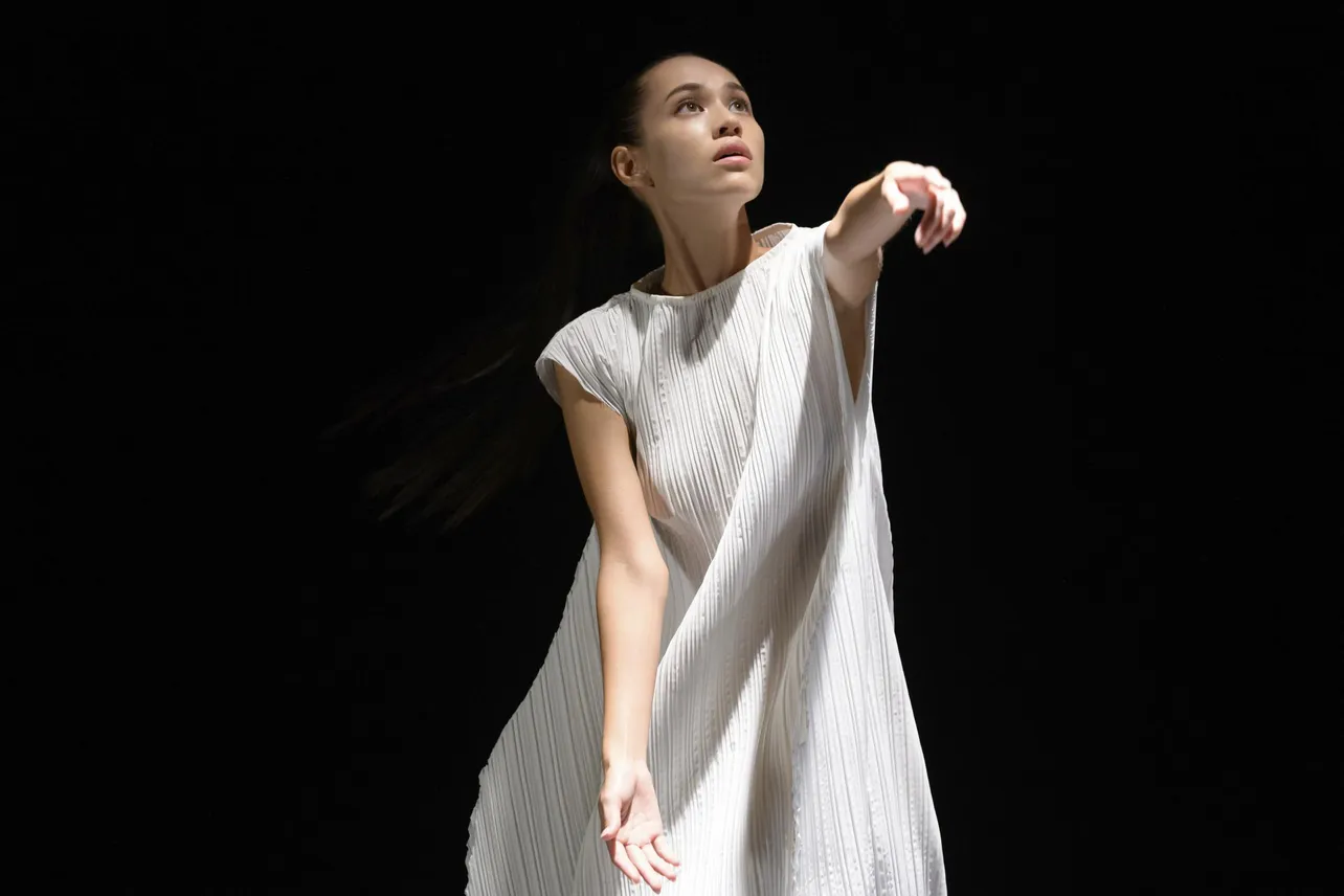 【写真を見る】水原希子、白のドレスで“透明感あふれる”ダンスを披露
