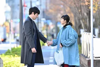 「明葉さん！」坂口健太郎“百瀬”が清野菜名“明葉”の手を掴む…＜婚姻届に判を捺しただけですが＞