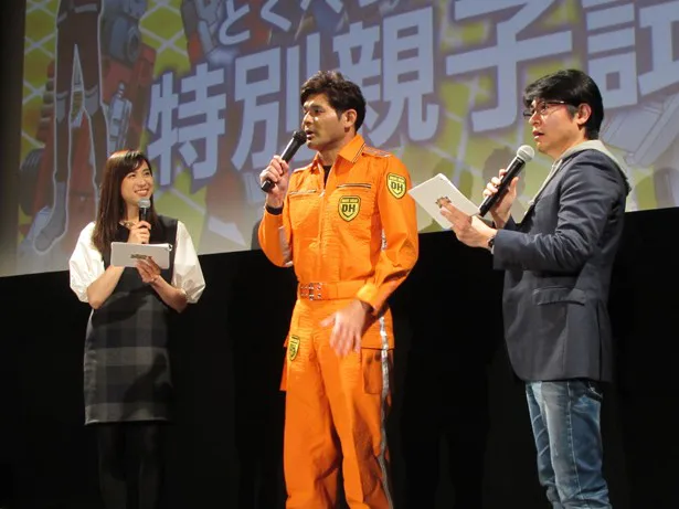 （左から）笹川友里アナ、照英、安東弘樹アナ。車好きの安東アナも興奮のアニメ