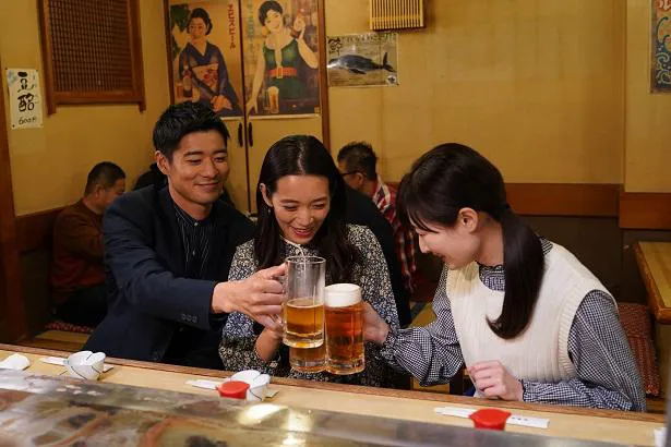 【写真を見る】再会を祝して乾杯！ワカコ(武田)は飛騨旅行で出会った哲也(辻本)らと…