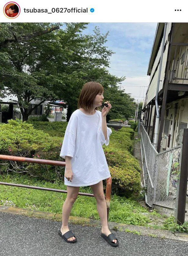 【写真を見る】本田翼、大きめシャツから生足スラリ！