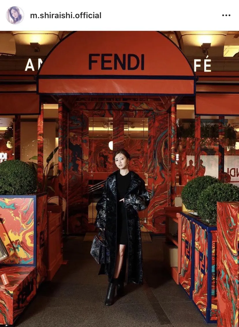 白石麻衣、あまりにもフォトジェニック…！FENDI CAFFEでのセレブSHOT