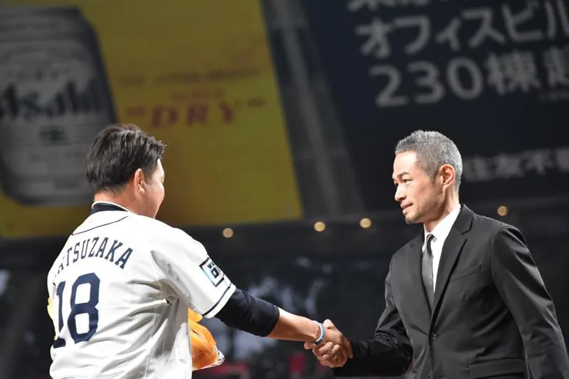 【写真】サプライズ出演をしたイチローと握手する松坂大輔