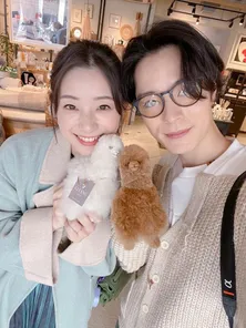 足立梨花、アルパカのぬいぐるみを手に塩野瑛久との2ショットを公開「白がりかで、茶色があきくんです」＜私たち結婚しました 2＞
