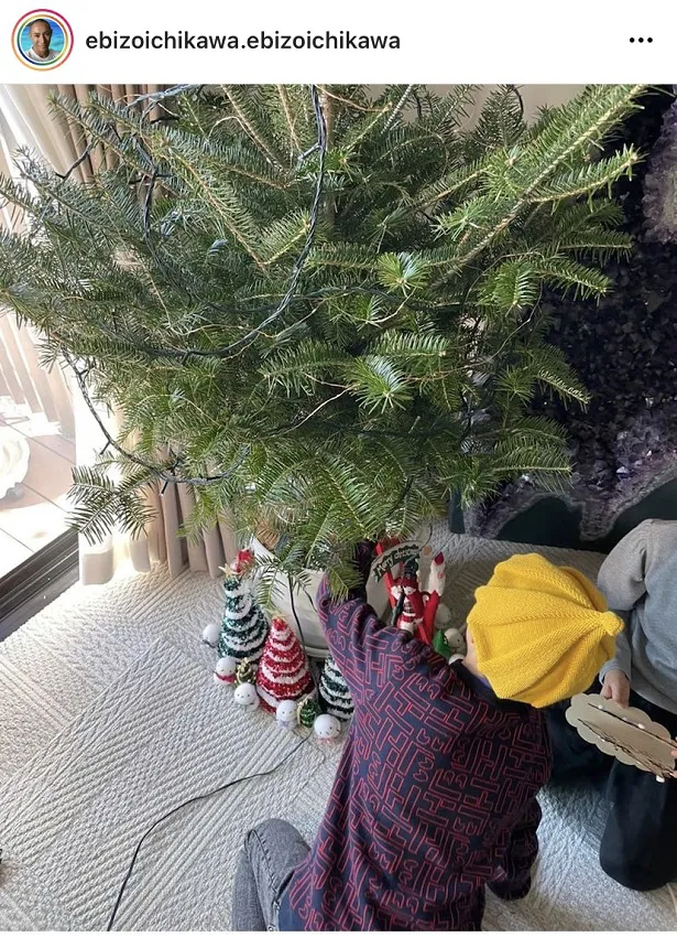 勸玄くん、ニット帽姿でクリスマスツリーの飾り付け