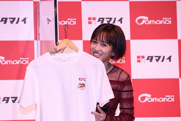 前田敦子、寿司の刺繍がほどこされたTシャツをPR