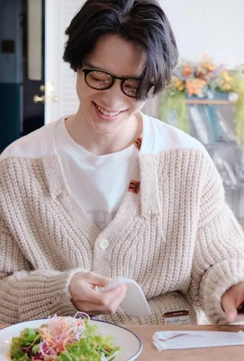 足立梨花“あきくん”こと塩野瑛久と初めてのランチ「歯にくっついてる葉っぱに突っ込んでしまいました」<私たち結婚しました 2>