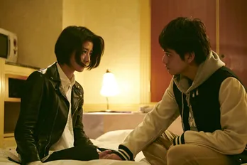 北村匠海&黒島結菜がベッドで見つめ合う…映画「明け方の若者たち」の場面写真が解禁!