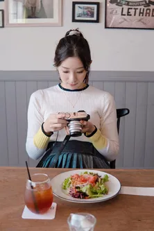 塩野瑛久“りか”こと足立梨花の“カメラ女子姿”を公開「りかのいい笑顔がたくさん撮れたので」＜私たち結婚しました 2＞