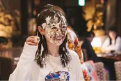 【写真を見る】顔面“ケーキまみれ”でも笑顔の幸(福原遥)！