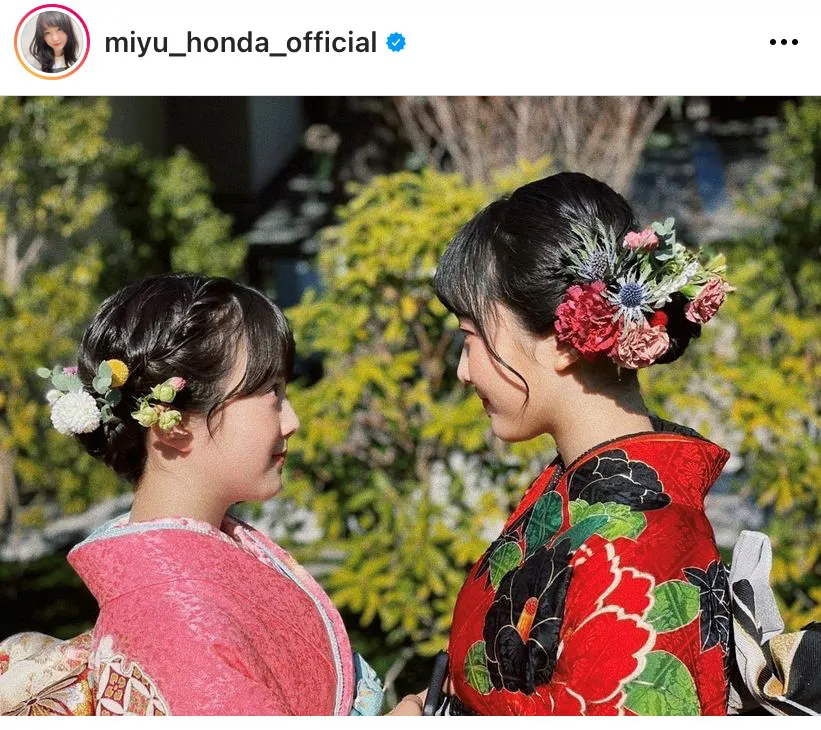 【写真を見る】横顔も美しい…本田望結＆妹・紗来が晴れ着姿を披露