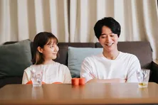 浅香航大＆トリンドル玲奈の“コタツのなかで足ツン”に千鳥ノブ「これが人生でいちばん幸せ」＜私たち結婚しました 2＞