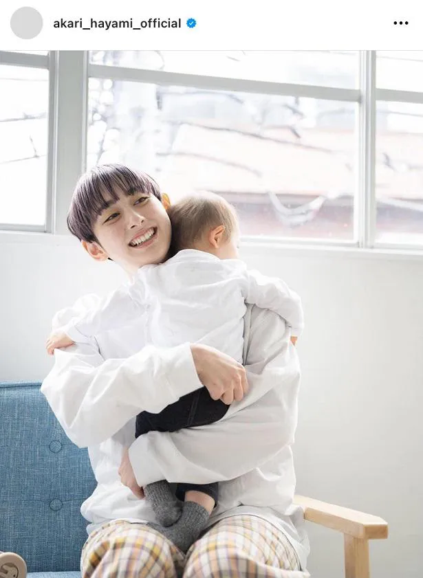 【写真を見る】「私たち夫婦の宝物」娘との2SHOTを披露