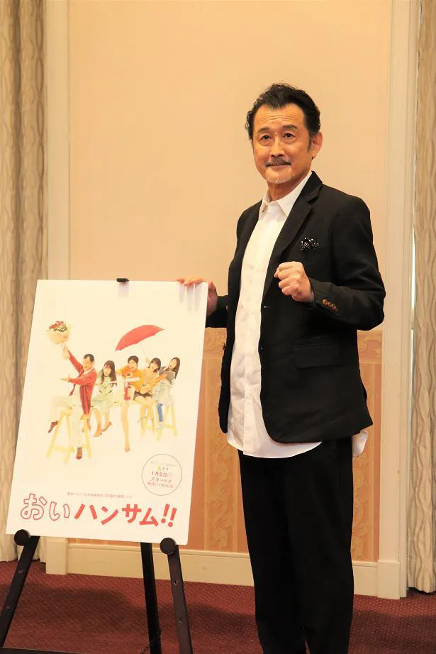 【写真を見る】ダンディなスーツ姿の吉田鋼太郎が、意気込みや共演者の印象などを語った　