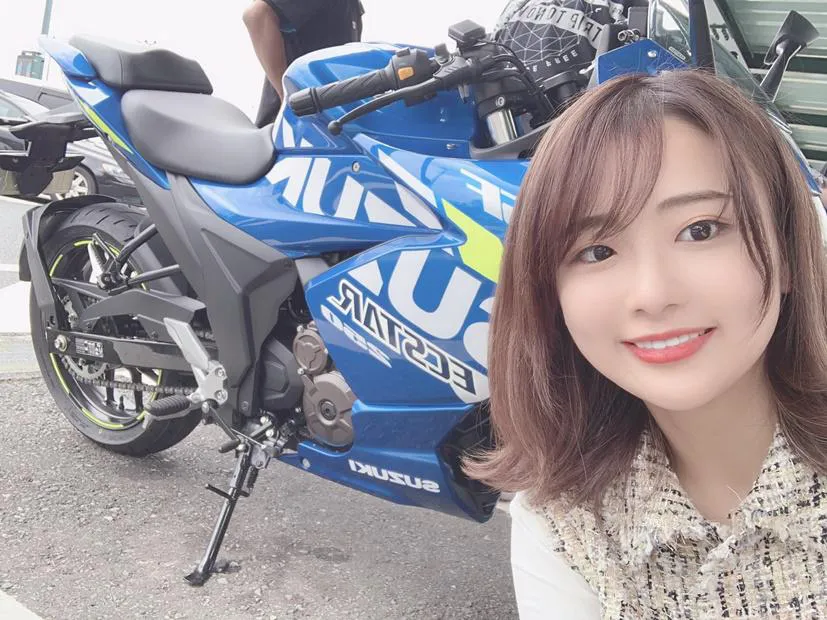 平嶋夏海と青いバイク