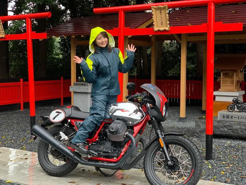 雨の中、バイクとポーズをとる平嶋夏海