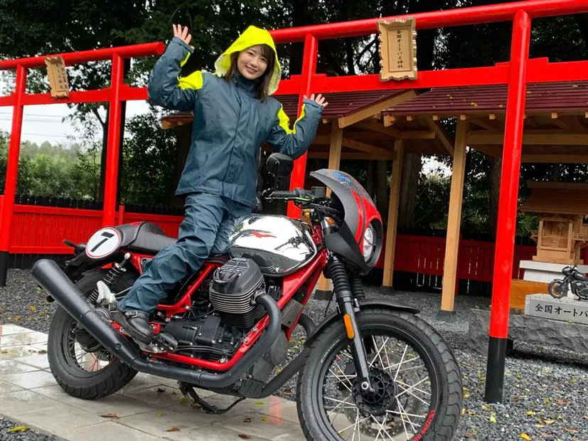 雨の中、バイクとポーズをとる平嶋夏海